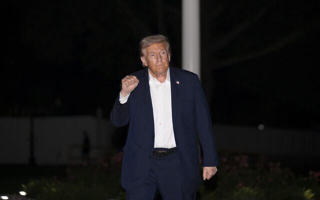 US President Donald Trump pumps his fist upon arrival on the South Lawn of the White House in Washington, DC, on October 14, 2025. (ROBERTO SCHMIDT / AFP) US President Donald Trump pumps his fist upon arrival on the South Lawn of the White House in Washington, DC, on October 14, 2025. (ROBERTO SCHMIDT / AFP)