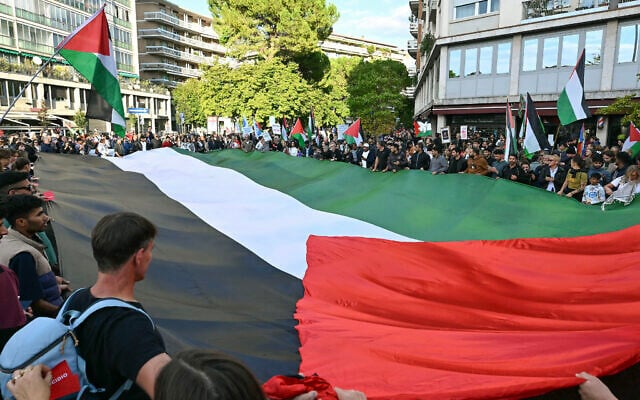 Pro-Palestinian, anti-Israel protesters hold the edge of a large Palestinian flag as they protest a soccer match between Italy and Israel for the FIFA World Cup 2026 qualifiers, in Udine, northeastern Italy, on October 14, 2025. (Stefano RELLANDINI / AFP) Pro-Palestinian, anti-Israel protesters hold the edge of a large Palestinian flag as they protest a soccer match between Italy and Israel for the FIFA World Cup 2026 qualifiers, in Udine, northeastern Italy, on October 14, 2025. (Stefano RELLANDINI / AFP)