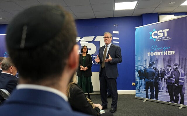 Britain's Prime Minister Keir Starmer speaks to members of the Jewish community at the Community Security Trust (CST) in north west London on October 16, 2025 (CARLOS JASSO / POOL / AFP)