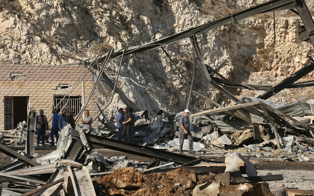 People inspect the damage after a series of Israeli airstrikes in the southern Lebanese village of Ansar on October 17, 2025. (MAHMOUD ZAYYAT / AFP) People inspect the damage after a series of Israeli airstrikes in the southern Lebanese village of Ansar on October 17, 2025. (MAHMOUD ZAYYAT / AFP)