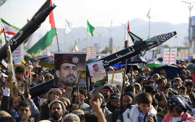 Supporters of Yemen's Houthis attend a rally condemning Israel in Sanaa on October 17, 2025. (Mohammed HUWAIS / AFP)