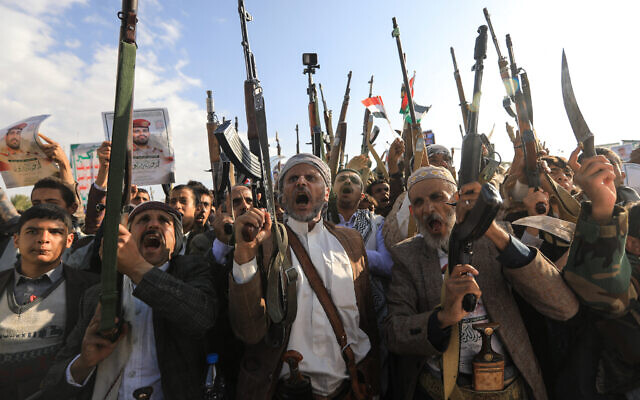 Supporters of Yemen's Houthis brandish weapons during a rally condemning Israel, in Sanaa on October 17, 2025. (Mohammed HUWAIS / AFP)