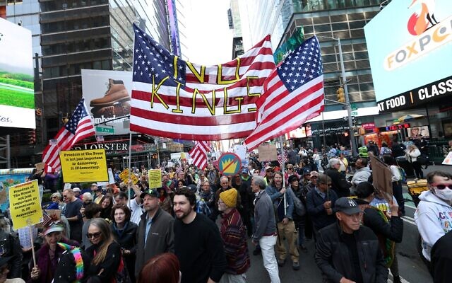 People participate in a "No Kings" national day of protest in New York, on October 18, 2025. (TIMOTHY A.CLARY / AFP)