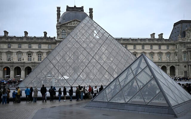 People queue in the Louvre pyramid courtyard moments before the announcement the museum will remain closed for a second day running after thieves stole crown jewels from the museum in Paris a day earlier, in Paris on October 20, 2025. JULIEN DE ROSA / AFP) People queue in the Louvre pyramid courtyard moments before the announcement the museum will remain closed for a second day running after thieves stole crown jewels from the museum in Paris a day earlier, in Paris on October 20, 2025. JULIEN DE ROSA / AFP)