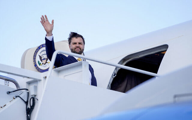 US Vice President JD Vance boards Air Force Two en route to Israel at Joint Base Andrews on October 20, 2025. (Nathan HOWARD / POOL / AFP) US Vice President JD Vance boards Air Force Two en route to Israel at Joint Base Andrews on October 20, 2025. (Nathan HOWARD / POOL / AFP)