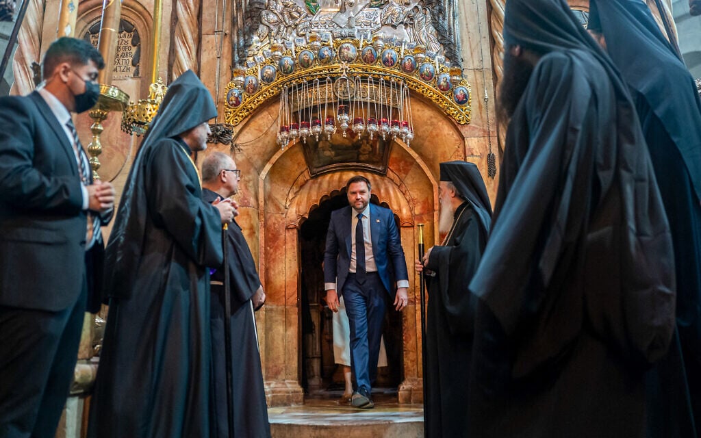 US Vice President JD Vance tours the Church of the Holy Sepulchre in the Old City of Jerusalem on October 23, 2025. (Nathan HOWARD / POOL / AFP) US Vice President JD Vance tours the Church of the Holy Sepulchre in the Old City of Jerusalem on October 23, 2025. (Nathan HOWARD / POOL / AFP)