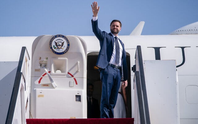 ABD Başkan Yardımcısı JD Vance, 23 Ekim 2025'te Tel Aviv'deki Ben Gurion Havalimanı'nda Washington, DC'ye gitmek üzere Air Force Two uçağına binerken el sallıyor. (Nathan HOWARD / POOL / AFP)