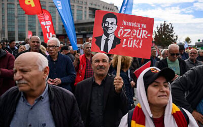 A protester holds a banner with the pictures of jailed Istanbul Mayor Ekrem Imamoglu during a rally organized by the country's main opposition party, the Republican People's Party (CHP), to protest the suspension and imprisonment of Istanbul Mayor, in Istanbul on October 26, 2025. (Yasin AKGUL / AFP) A protester holds a banner with the pictures of jailed Istanbul Mayor Ekrem Imamoglu during a rally organized by the country's main opposition party, the Republican People's Party (CHP), to protest the suspension and imprisonment of Istanbul Mayor, in Istanbul on October 26, 2025. (Yasin AKGUL / AFP)