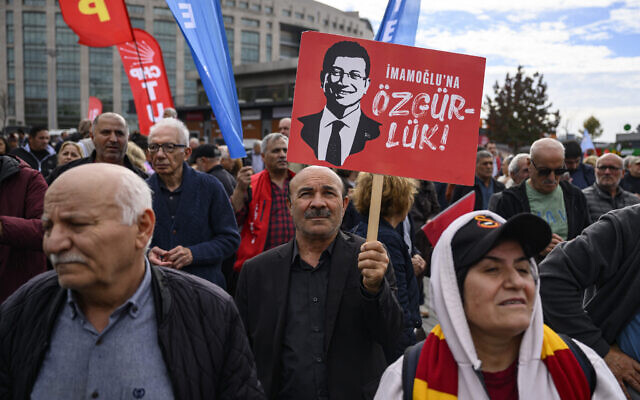 A protester holds a banner with the pictures of jailed Istanbul Mayor Ekrem Imamoglu during a rally organized by the country's main opposition party, the Republican People's Party (CHP), to protest the suspension and imprisonment of Istanbul Mayor, in Istanbul on October 26, 2025. (Yasin AKGUL / AFP) A protester holds a banner with the pictures of jailed Istanbul Mayor Ekrem Imamoglu during a rally organized by the country's main opposition party, the Republican People's Party (CHP), to protest the suspension and imprisonment of Istanbul Mayor, in Istanbul on October 26, 2025. (Yasin AKGUL / AFP)