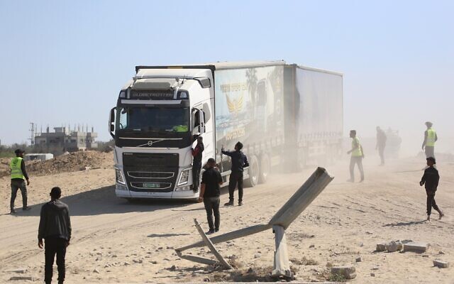 Aid trucks drive along a dusty road after entering through the Kissufim Crossing in southern Israel, towards Deir al-Balah, in the central Gaza Strip on October 27, 2025. (Bashar TALEB / AFP) Aid trucks drive along a dusty road after entering through the Kissufim Crossing in southern Israel, towards Deir al-Balah, in the central Gaza Strip on October 27, 2025. (Bashar TALEB / AFP)