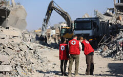 Members of the Red Cross observe an operation to recover the body of a hostage in the al-Tuffah neighborhood of Gaza City on October 27, 2025 (Omar AL-QATTAA / AFP)