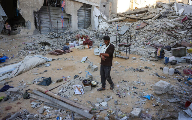 A man walks amid the rubble of a house destroyed in an Israeli strike in Khan Younis, in the southern Gaza Strip, on October 29, 2025 (BASHAR TALEB / AFP) A man walks amid the rubble of a house destroyed in an Israeli strike in Khan Younis, in the southern Gaza Strip, on October 29, 2025 (BASHAR TALEB / AFP)