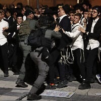 Police clash with ultra-Orthodox Jewish men during a protest against conscription to the IDF, in Jerusalem on October 30, 2025. (Fadel SENNA / AFP)