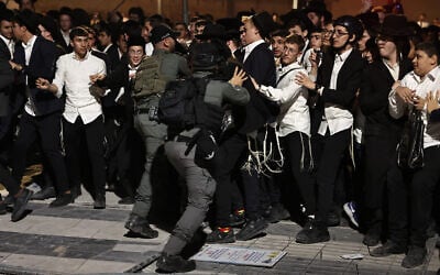 Police clash with ultra-Orthodox Jewish men during a protest against conscription to the IDF, in Jerusalem on October 30, 2025. (Fadel SENNA / AFP) Police clash with ultra-Orthodox Jewish men during a protest against conscription to the IDF, in Jerusalem on October 30, 2025. (Fadel SENNA / AFP)