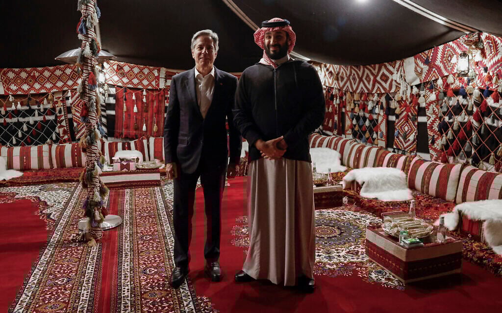 Госсекретарь США Энтони Блинкен встречается с наследным принцем Саудовской Аравии Мухаммедом бин Салманом во время его недельной поездки, направленной на снижение напряженности на Ближнем Востоке, в Аль-Уле, Саудовская Аравия, в понедельник, 8 января 2024 года. (Эвелин Хокштейн/Pool через AP)