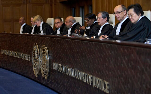 El juez presidente Yuji Iwasawa, tercero por la derecha, abre las audiencias de la Corte Internacional de Justicia sobre una solicitud de las Naciones Unidas de una opinión consultiva sobre las obligaciones de Israel de permitir la asistencia humanitaria en Gaza y Cisjordania, en La Haya, Países Bajos, el 28 de abril de 2025. (Foto AP/Peter Dejong)
