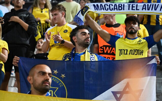 Maccabi Tel Aviv's fans clap hands after the end of the Europa League soccer match between PAOK and Maccabi Tel Aviv at Toumpa stadium, in Thessaloniki, Greece, September 24, 2025. (AP Photo/Giannis Papanikos)