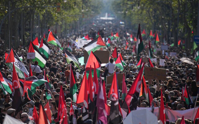 Pro-Palestinian, anti-Israel demonstrators rally during a protest in Barcelona, Spain, October 4, 2025. (AP Photo/Emilio Morenatti)