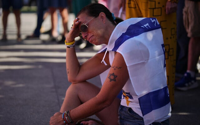 Shiri Tamam, an Israeli Canadian reacts during a memorial marking two years since the Hamas onslaught of October 7, 2023, which sparked the Gaza war, at Tel Aviv's Dizengoff Square, October 7, 2025. (AP Photo/Emilio Morenatti) Shiri Tamam, an Israeli Canadian reacts during a memorial marking two years since the Hamas onslaught of October 7, 2023, which sparked the Gaza war, at Tel Aviv's Dizengoff Square, October 7, 2025. (AP Photo/Emilio Morenatti)