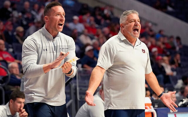 Then-Auburn head coach Bruce Pearl, right, and his son, assistant coach Steven Pearl, who is taking his place, call out to players during the second half of an NCAA college basketball game against Mississippi in Oxford, Miss., Tuesday, Jan. 10, 2023. (AP/Rogelio V. Solis)