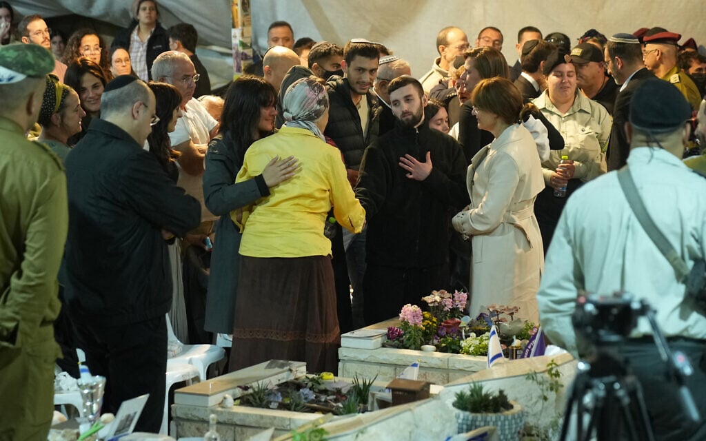 Freed hostage Matan Angrest attends the funeral of slain hostage Cpt. Daniel Perez at Mt. Herzl military cemetery in Jerusalem, October 15, 2025.  (AP Photo/Francisco Seco)