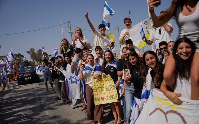 Friends and relatives welcome freed hostage Omri Miran to his home in Kibbutz Kramim, October 17, 2025. (AP Photo/Ohad Zwigenberg) Friends and relatives welcome freed hostage Omri Miran to his home in Kibbutz Kramim, October 17, 2025. (AP Photo/Ohad Zwigenberg)
