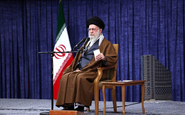 آیتالله علی خامنهای، رهبر ایران، در یک نشست در تهران، ایران، در ۲۰ اکتبر ۲۰۲۵ در حال سخنرانی.