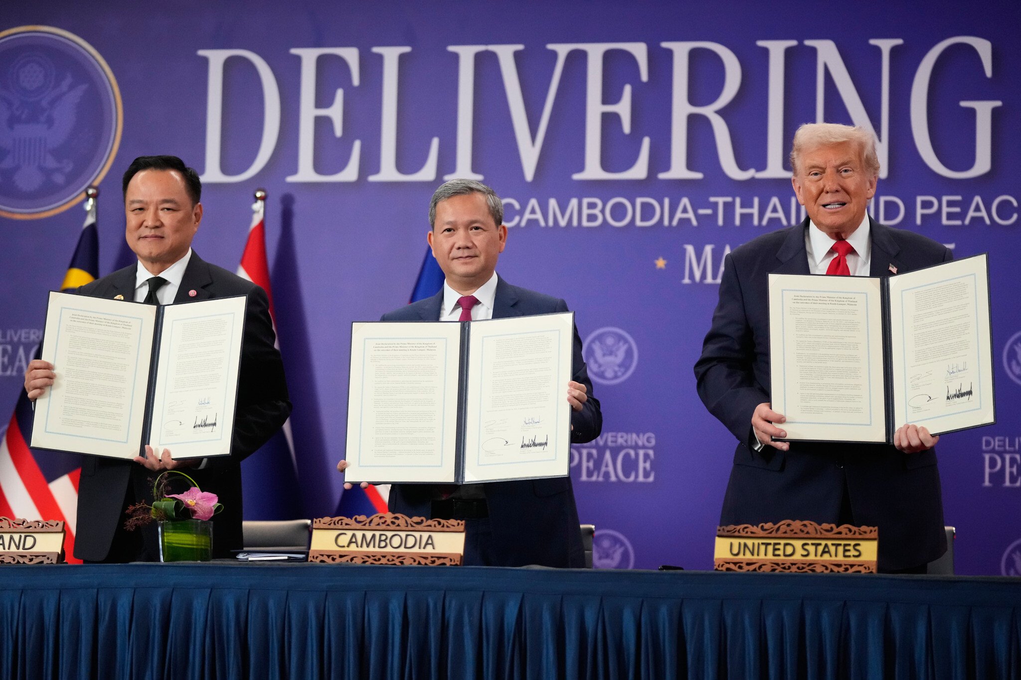 Trump oversees Thailand-Cambodia ceasefire agreement at Malaysia summit Trump oversees Thailand-Cambodia ceasefire agreement at Malaysia summit