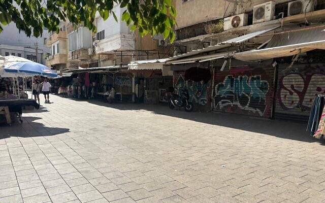 Bezalel Market, an open-air shopping area in Tel Aviv, is deserted on the morning of October 13, 2025. (Sharon Wrobel/Times of Israel)