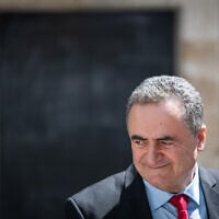 Defense Minister Israel Katz visits the Mahaneh Yehudah market in Jerusalem, on September 2, 2025. (Chaim Goldberg/Flash90)
