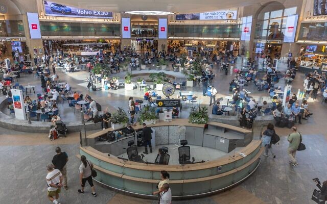Travelers at Ben Gurion International Airport, September 15, 2025. (Yossi Aloni/FLASH90)