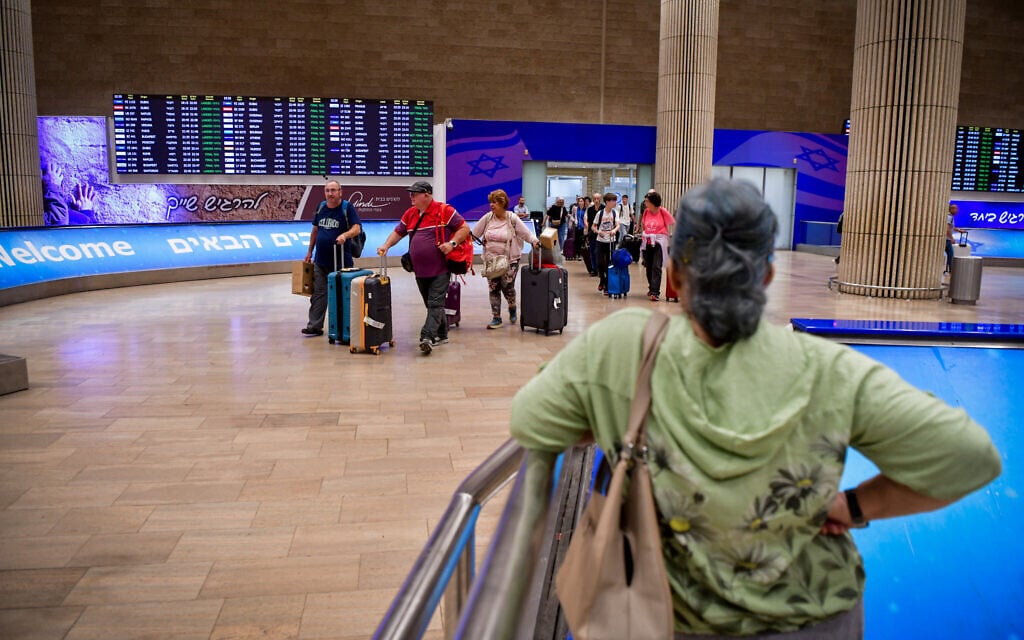 Illustrative: Passengers arrive at Ben Gurion Airport near Tel Aviv, September 24, 2025. (Avshalom Sassoni/Flash90) Illustrative: Passengers arrive at Ben Gurion Airport near Tel Aviv, September 24, 2025. (Avshalom Sassoni/Flash90)