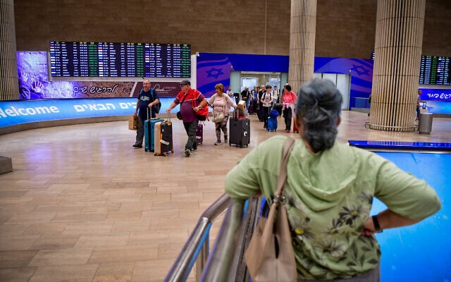 Illustrative: Passengers arrive at Ben Gurion Airport near Tel Aviv, September 24, 2025. (Avshalom Sassoni/Flash90)