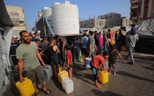 Palestinians stand in long queues to obtain drinking water in the northern Gaza Strip. October 4, 2025. (Ali Hassan/Flash90)
