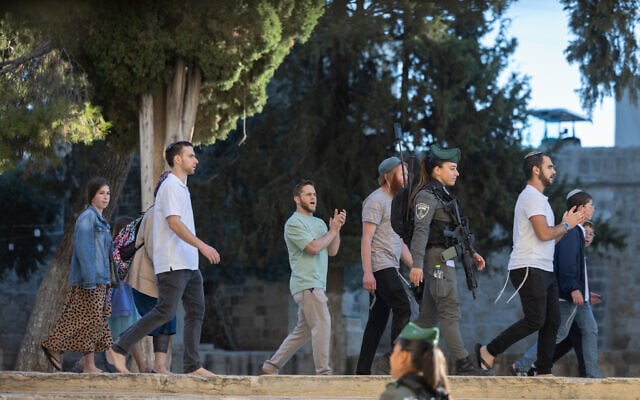 Orthodox Jews accompanied by Israeli border police on the Temple Mount, during Sukkot, in Jerusalem's Old City, on October 8, 2025. (Chaim Goldberg/Flash90)