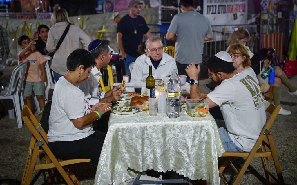 Israelis gather for Shabbat dinner at Tel Aviv's Hostages Square, October 10, 2025. (Avshalom Sassoni/Flash90)