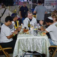Israelis gather for Shabbat dinner at Tel Aviv's Hostages Square, October 10, 2025. (Avshalom Sassoni/Flash90)