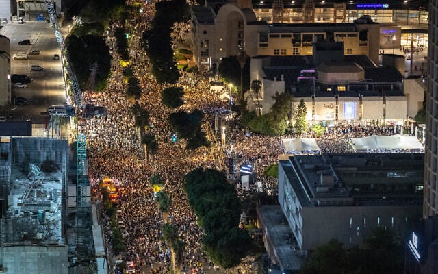Thousands gather at the weekly rally at Tel Aviv's Hostages Square and the streets surrounding it, on October 11, 2025, following the signing of a ceasefire and hostage release deal days earlier. (Chaim Goldberg/Flash90)