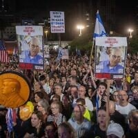 Thousands gather at the weekly hostages rally at Hostage Square in Tel Aviv on October 11, 2025. (Chaim Goldberg/Flash90)