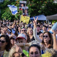 Thousands gather at Hostages Square to celebrate the return of the hostages, October 13, 2025. (Avshalom Sassoni/Flash90)
