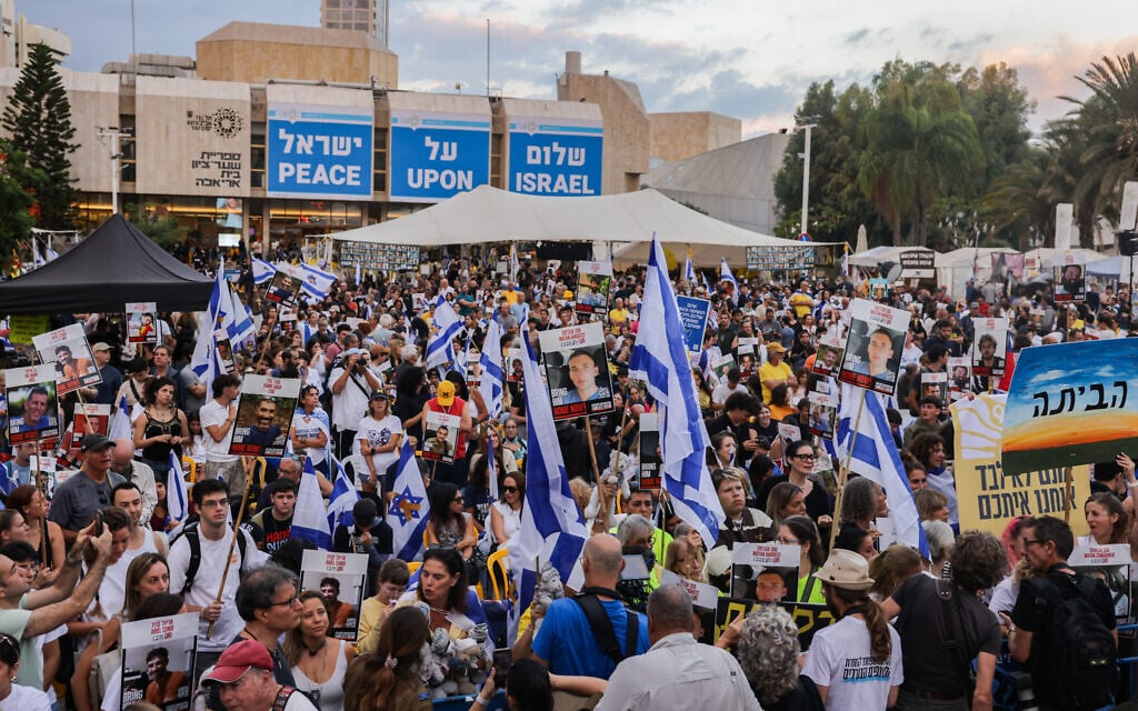Thousands gather at Hostages Square in Tel Aviv to celebrate the return of hostages from Gaza, October 13, 2025. (Miriam Alster/Flash90)