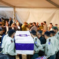 Family and friends of slain hostage Israeli soldier Captain Daniel Perez attend his funeral at the Mount Herzl Military Cemetery in Jerusalem on October 15, 2025. (Chaim Goldberg/Flash90)