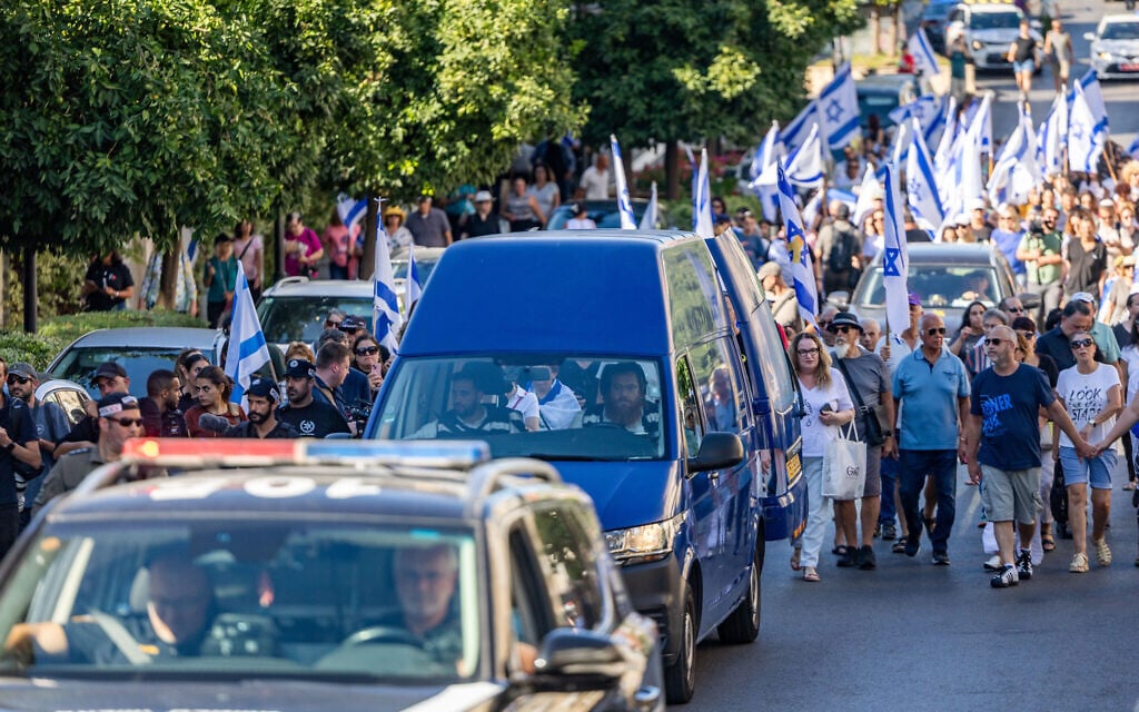 People pay their respects during the funeral procession of slain Israeli hostage Guy Illouz in Rishon Lezion, October 15, 2025. (Yonatan Sindel/Flash90)