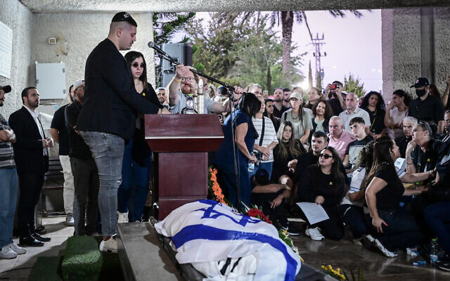Shahar Levy, the son of Eitan Levy, speaks at his father's funeral in Bat Yam on October 16, 2025. (Avshalom Sassoni/Flash90)