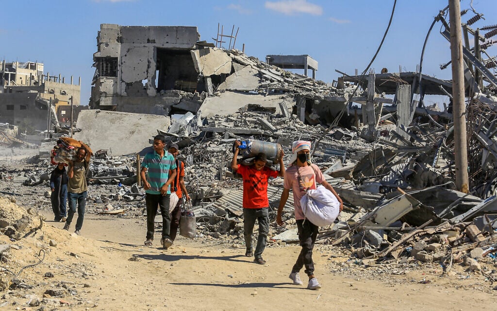 Palestinians return to their homes following the first stage of a ceasefire agreement between Israel and Hamas, in Khan Younis, in the southern Gaza Strip, October 17, 2025 (Abed Rahim Khatib/Flash90)