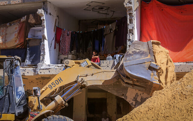 Hamas uses bulldozers to search for the bodies of Israeli hostages held in Khan Yunis, in the southern Gaza Strip, on October 18, 2025. (Photo by Saeed Mohammed/Flash90)