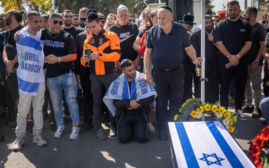 Family and friends mourn at the funeral of slain hostage Uriel Baruch, in Jerusalem on October 19, 2025. (Yonatan Sindel/FLASH90)
