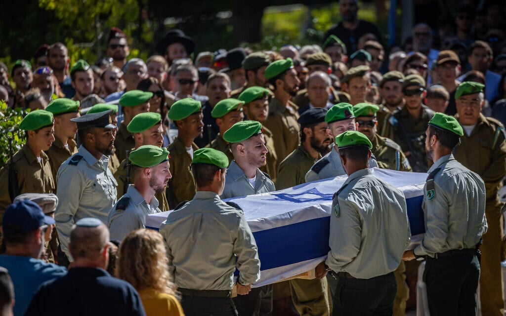 Family and friends attend the funeral of Major Yaniv Kula at Mount Herzl Military Cemetery in Jerusalem, October 20, 2025. (Yonatan Sindel/Flash90)