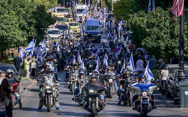 People pay their respects during the funeral service of slain Israeli hostage Ronen Engel in Rishon Lezion, October 21, 2025 (Avshalom Sassoni/Flash90)