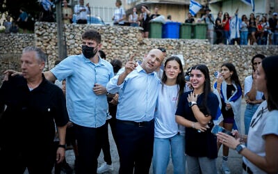Former prime minister Naftali Bennett (center) waits for the arrival of freed hostage Evyatar David at David's home in Kfar Saba, October 26, 2025. (Erik Marmor/Flash90)